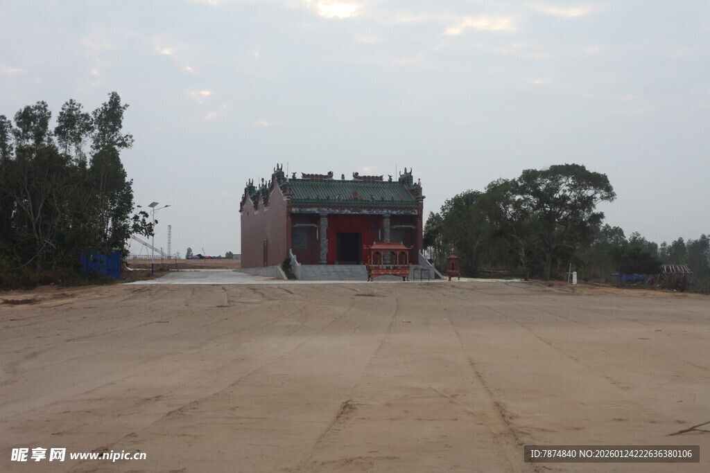 空旷场地中的古朴建筑