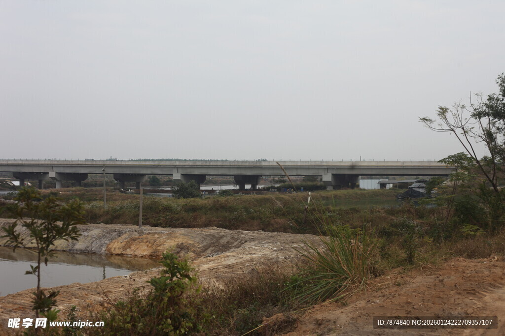 野外河边的开阔风景