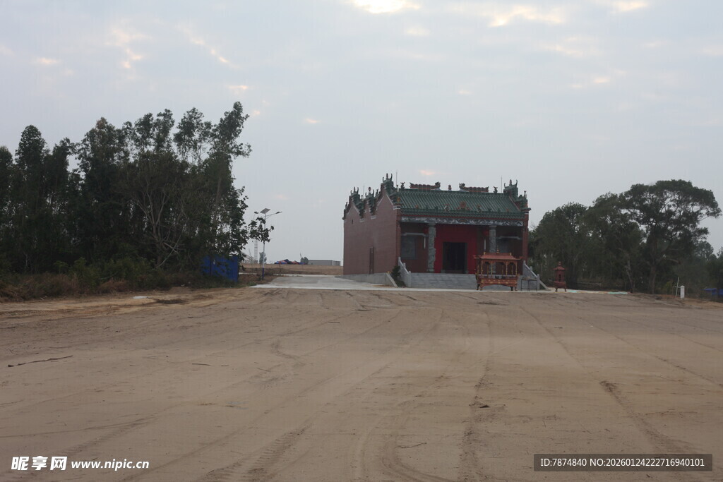 空旷土路尽头的中式建筑