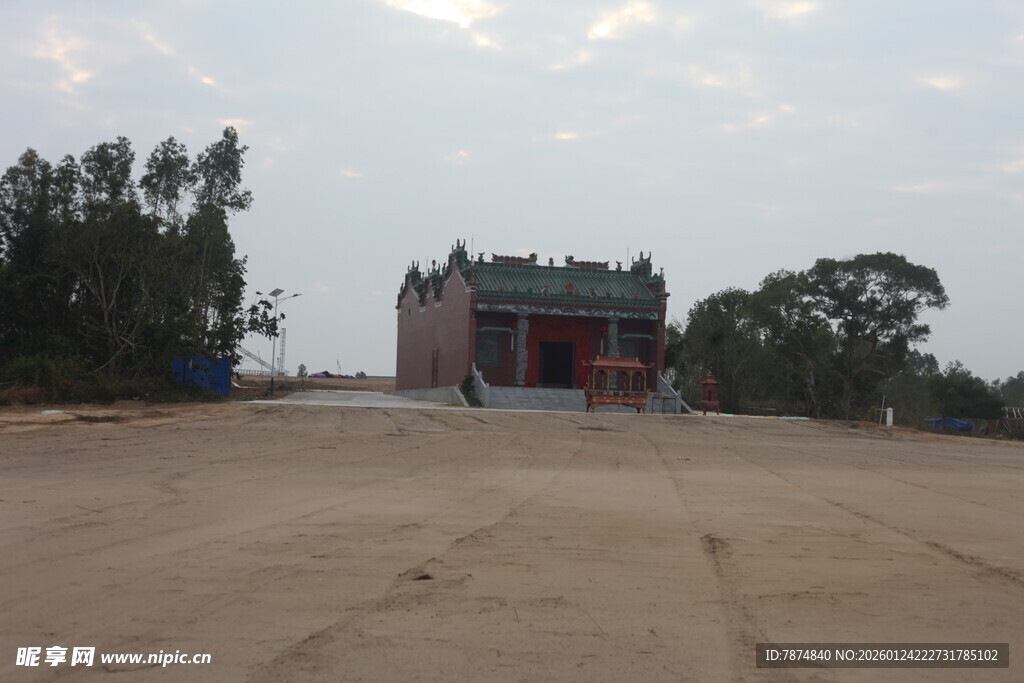 空旷场地中的中式建筑