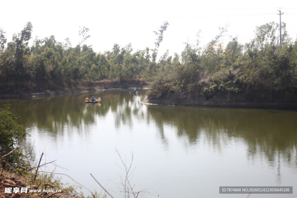 宁静自然的乡村湖泊风光