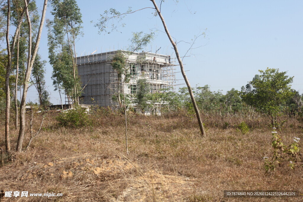 荒野中的未完工建筑