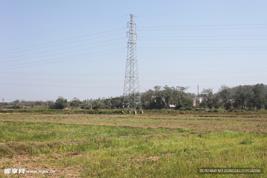 田野中的高耸输电塔