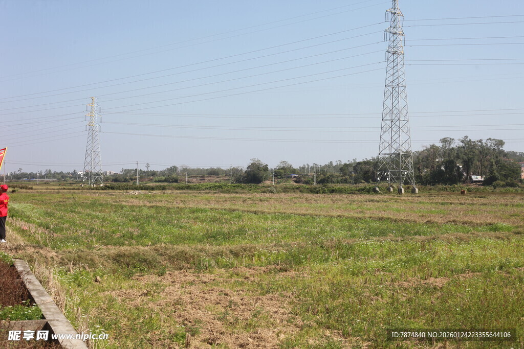 田野边的电力设施场景