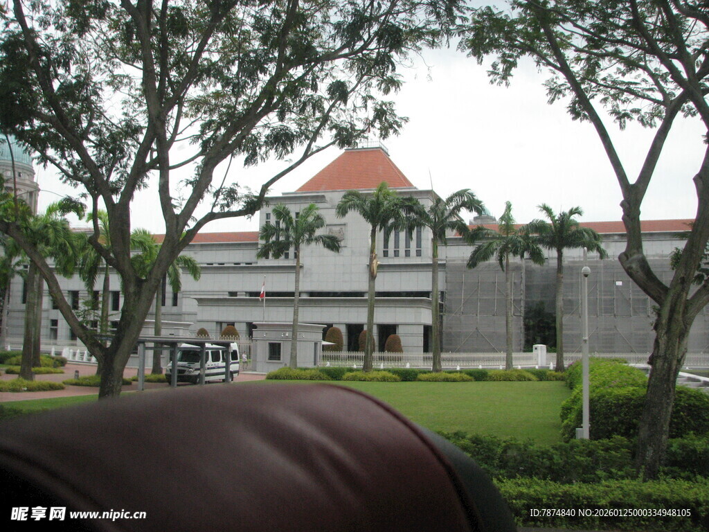 古典风格建筑前的绿树景观