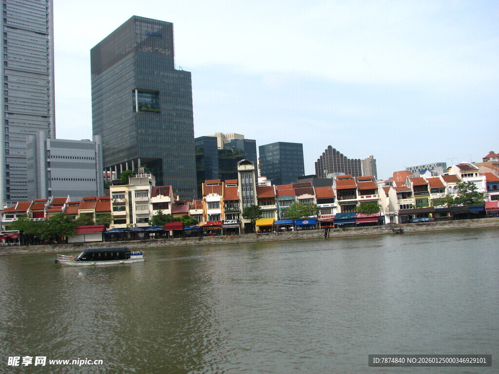 河畔多彩建筑与现代高楼