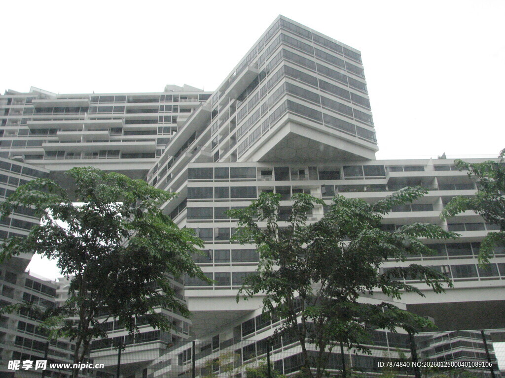 现代绿植环绕的高楼建筑