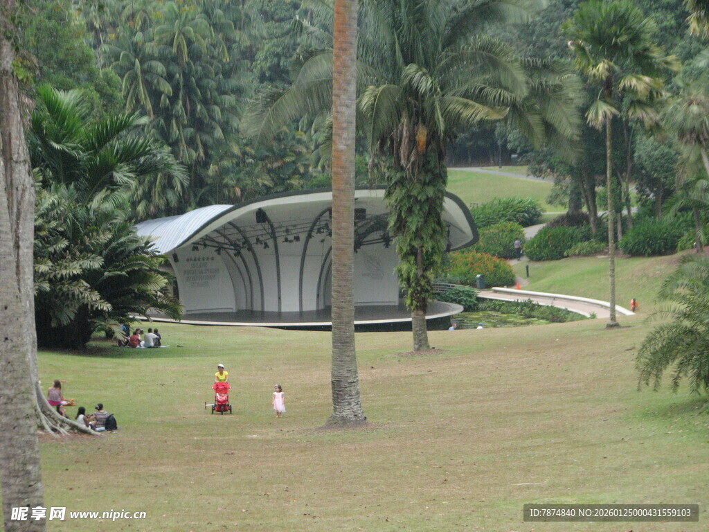 户外休闲草地与小屋景观