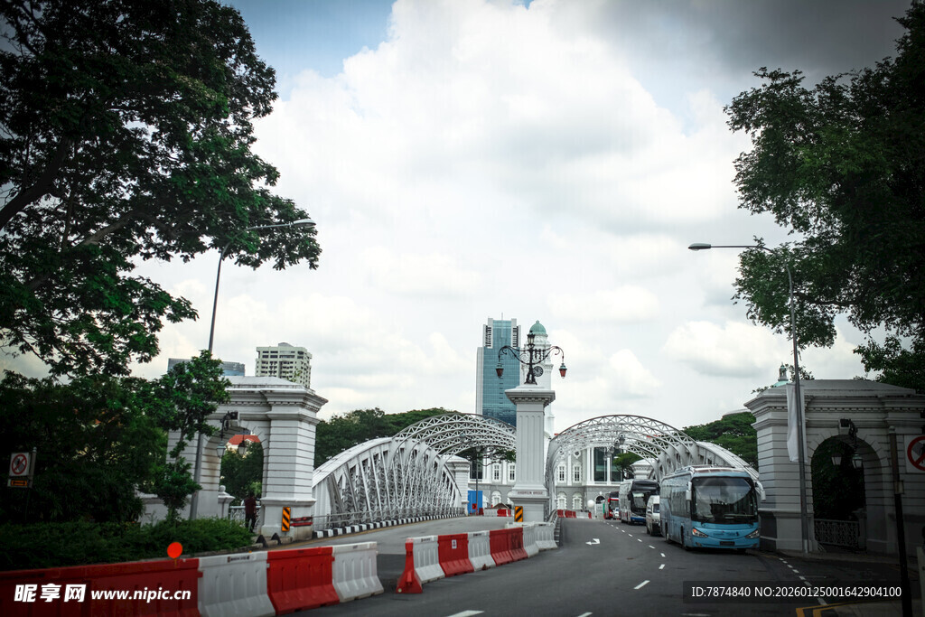 白色建筑前的道路场景