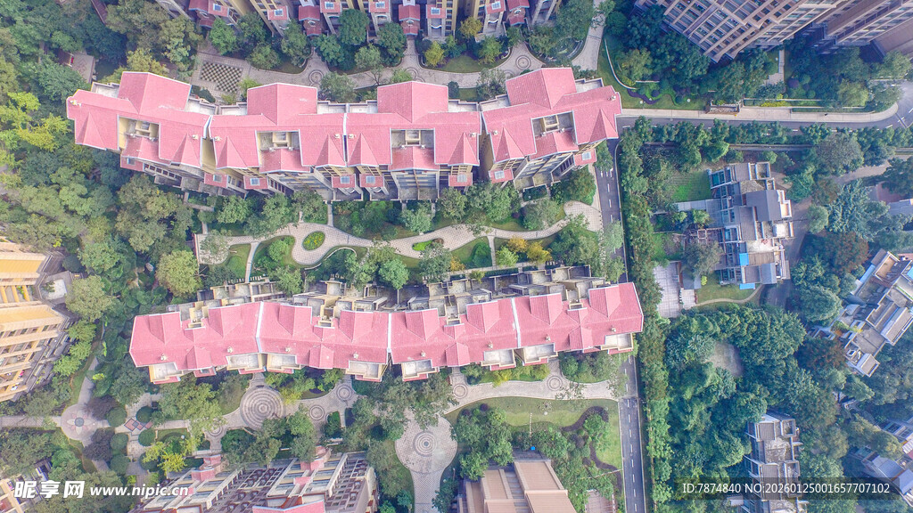 俯瞰红顶建筑群景观