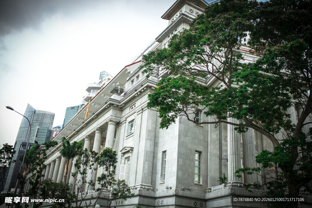 古典建筑旁的葱郁绿树