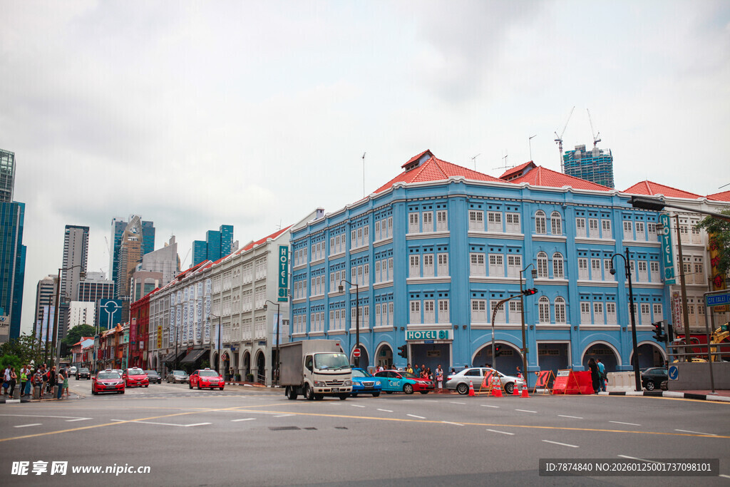 蓝白建筑与城市街景