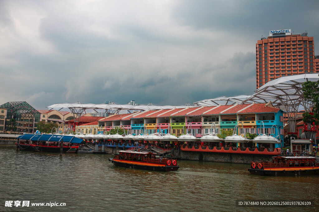 多彩河畔建筑与船只景观