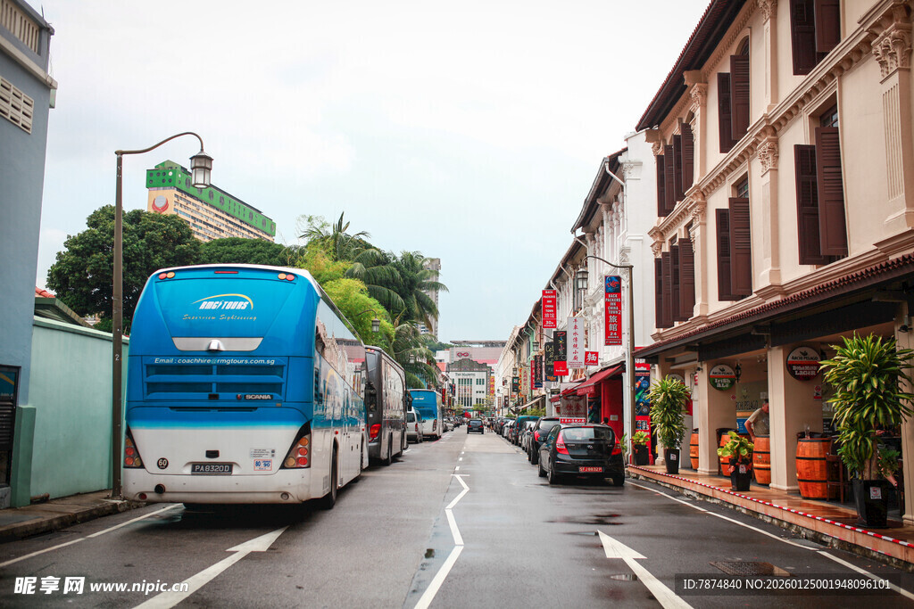 街道上的蓝白巴士与建筑