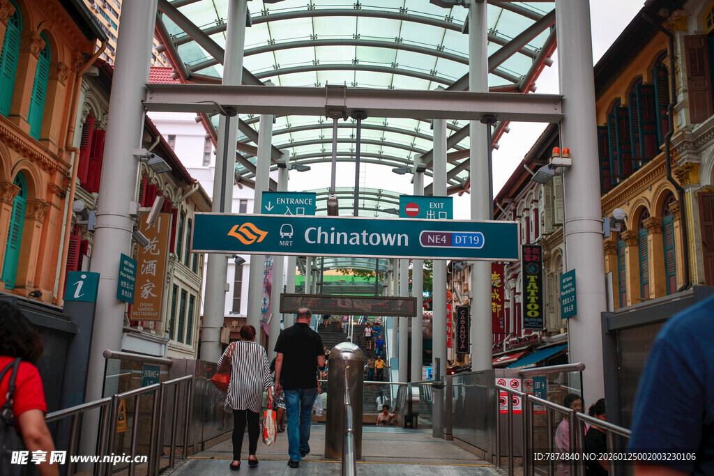 行人穿梭的现代过街天桥