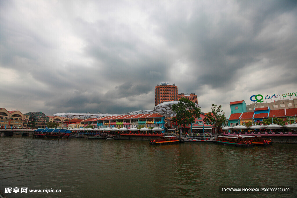 河畔多彩建筑与阴沉天空