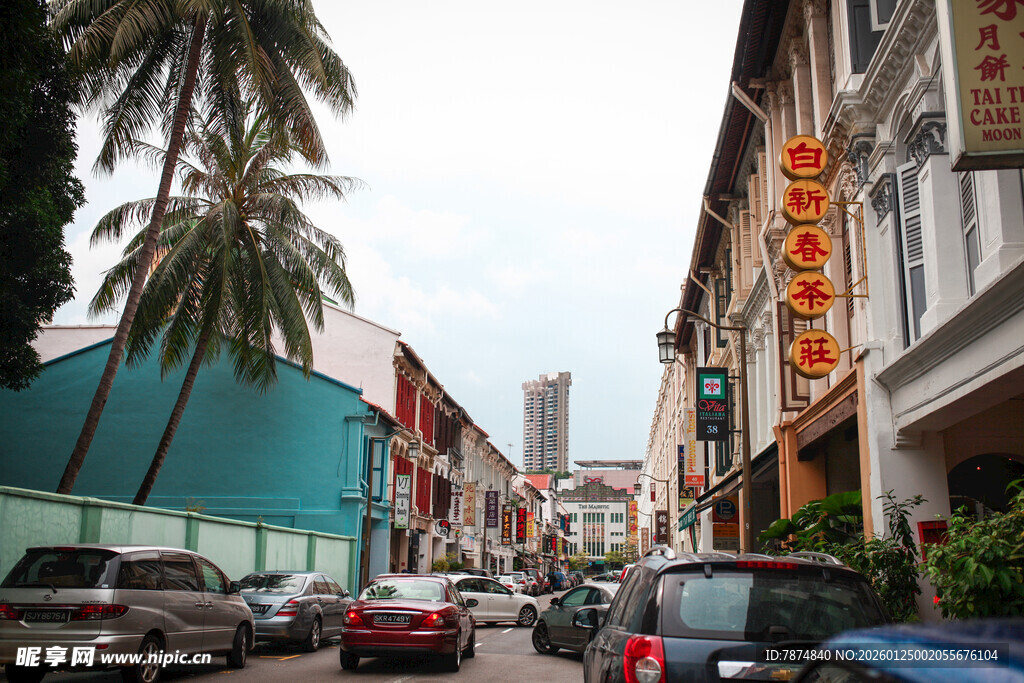 城市街道两旁多彩建筑与车流