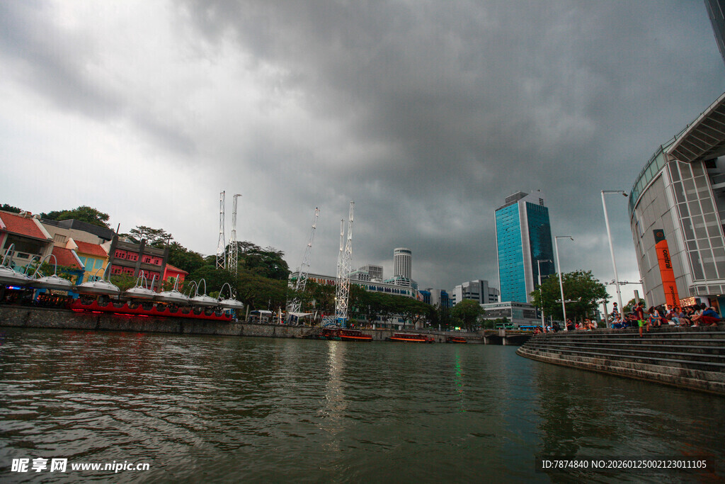 河畔城市景观 阴云下的风光