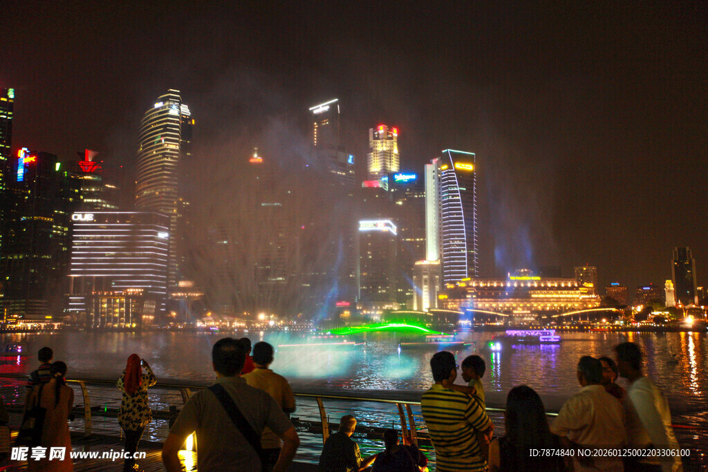 新加坡夜景喷泉观赏人群