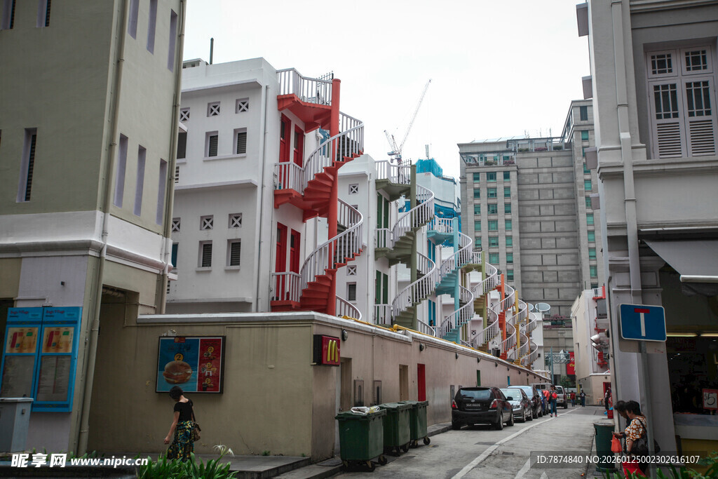 城市街道的多彩建筑景观