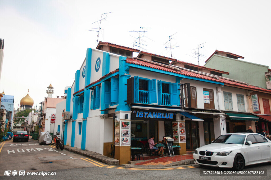色彩斑斓的街边建筑