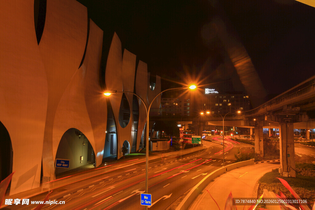 夜晚城市道路与建筑景观