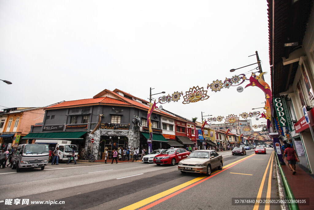热闹的街道景象