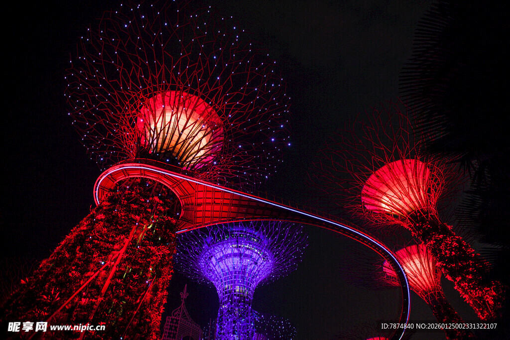 夜晚璀璨灯光下的建筑景观