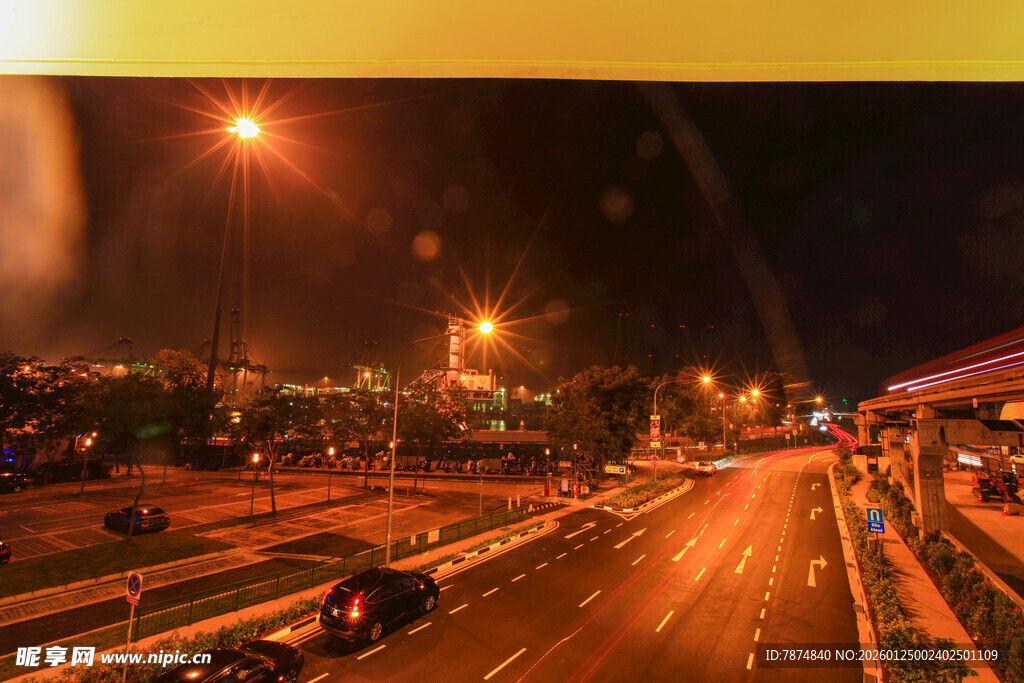 城市夜晚繁忙街道景象