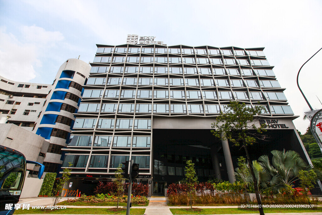 现代风格玻璃幕墙办公大楼