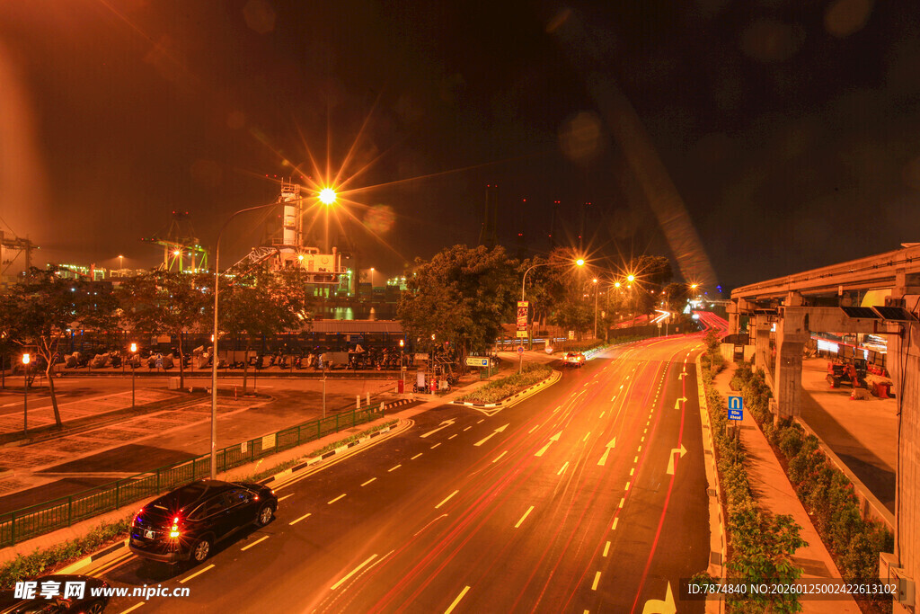 城市夜景下的繁忙街道