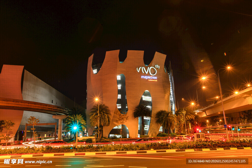 夜晚城市中的独特建筑