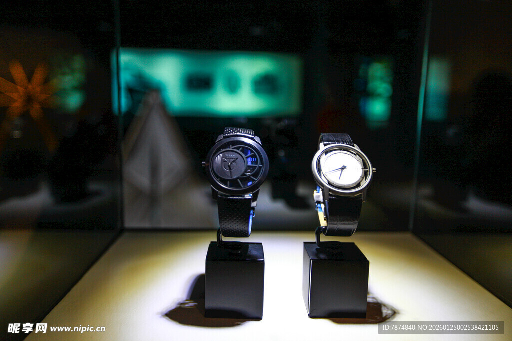 展示台上的两款精致手表