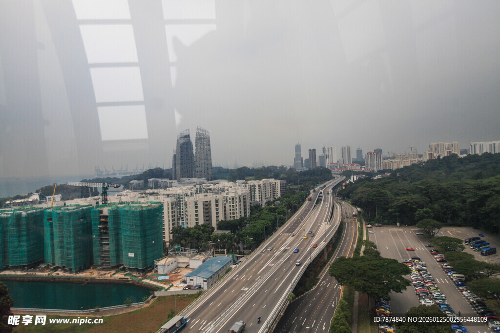 城市高架桥与周边建筑景观