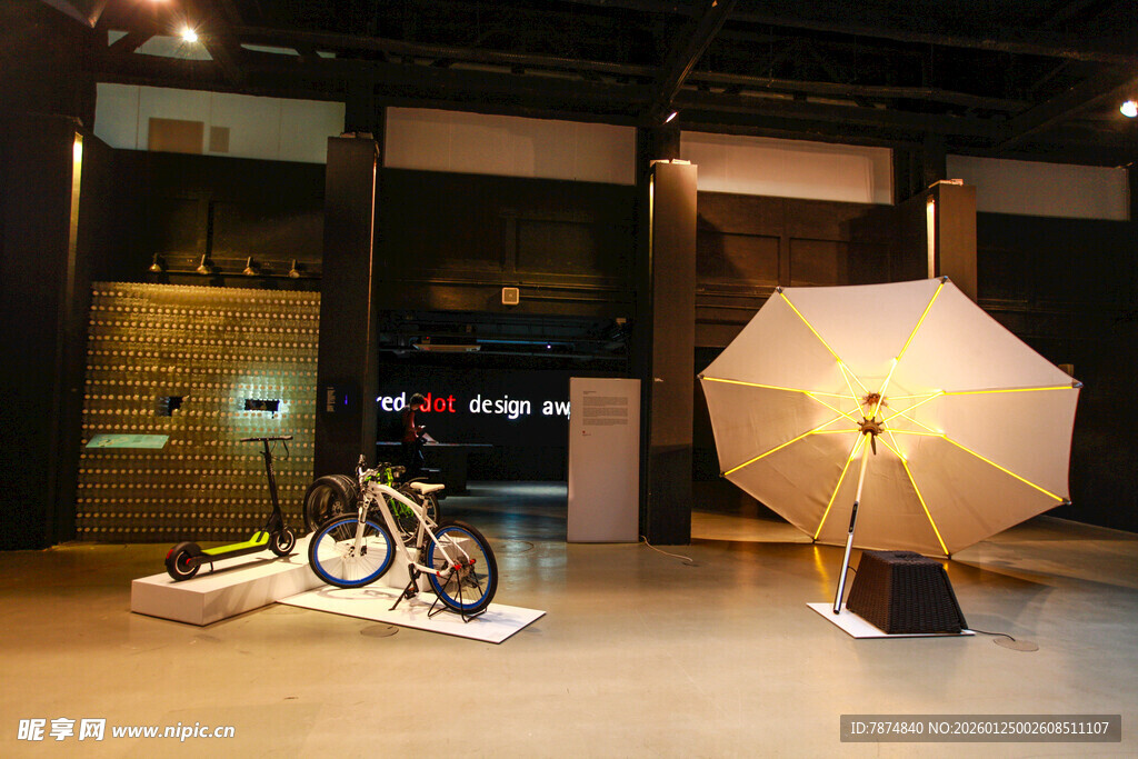 室内展示的自行车与独特灯具