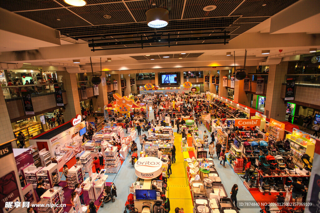 热闹集市的丰富商品场景