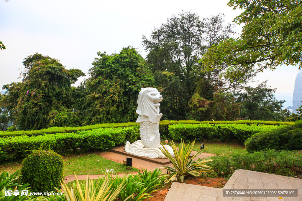 园林中的白色雕像景观