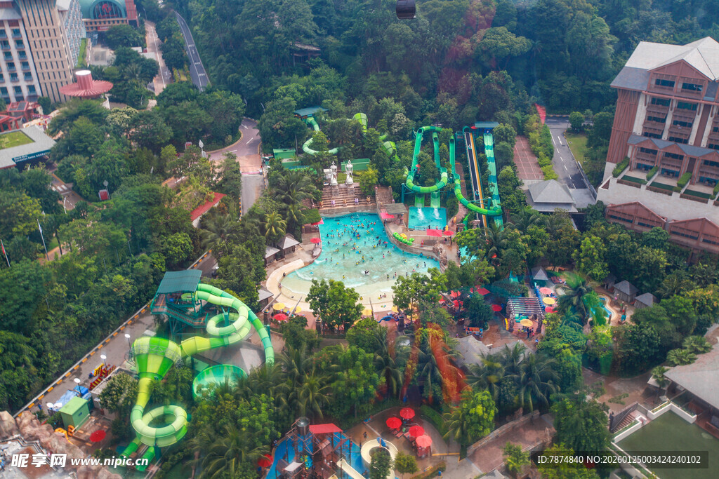 水上乐园多彩游乐设施景观