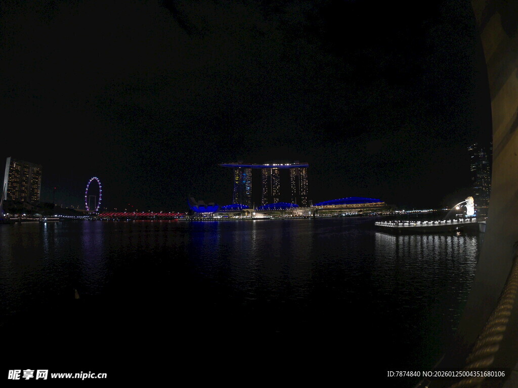 夜晚湖边绚烂灯光景致