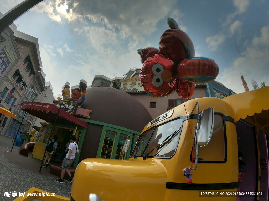 街头的可爱卡通雕塑景观