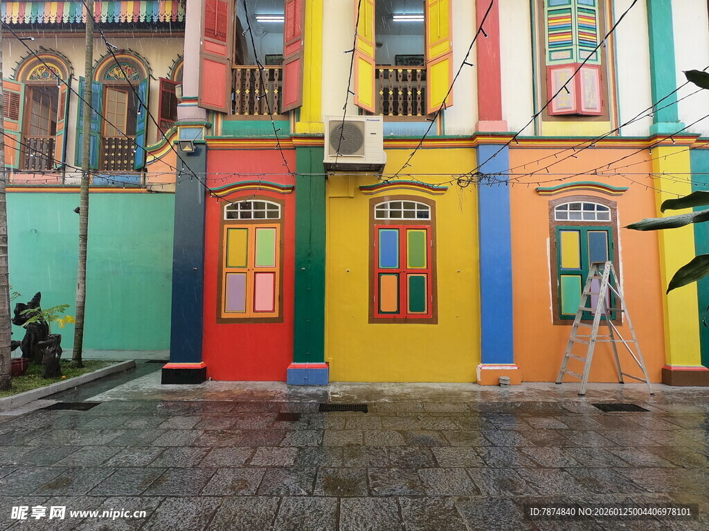 色彩斑斓的多彩建筑街道