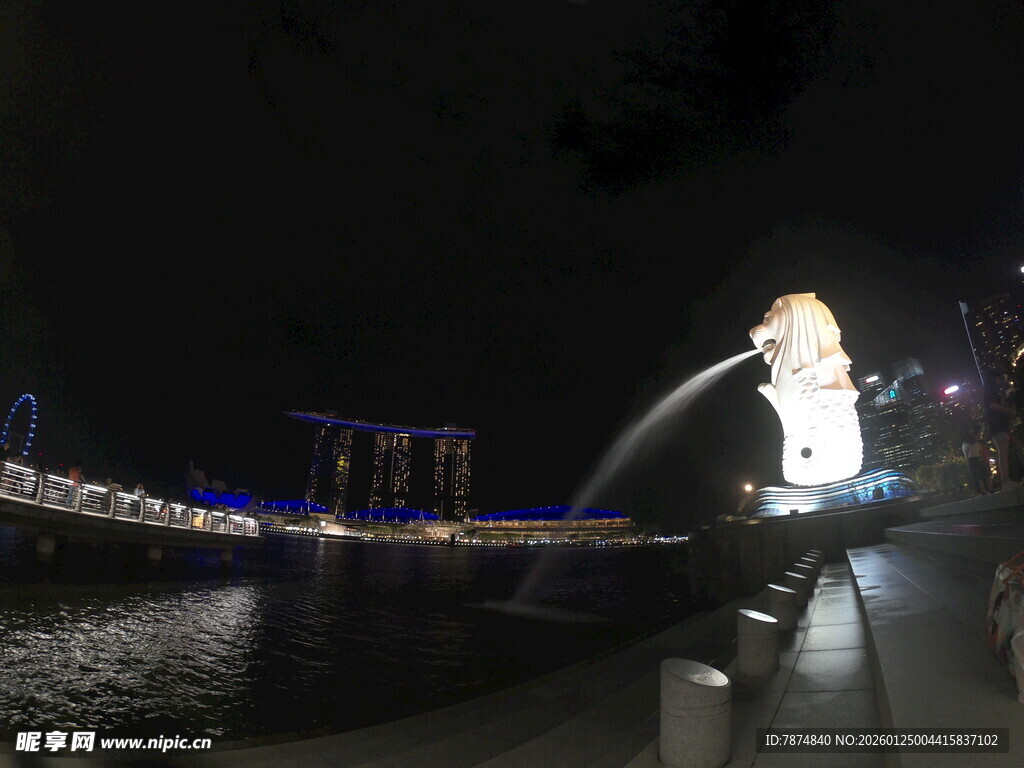 夜晚河畔喷泉景观