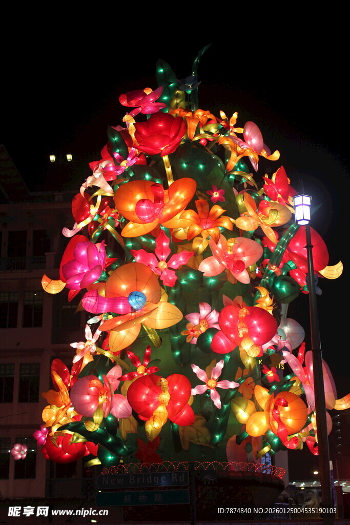 璀璨多彩的节日装饰树