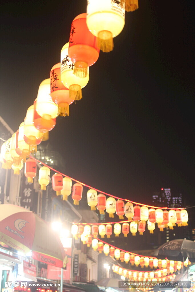 夜晚悬挂的多彩灯笼