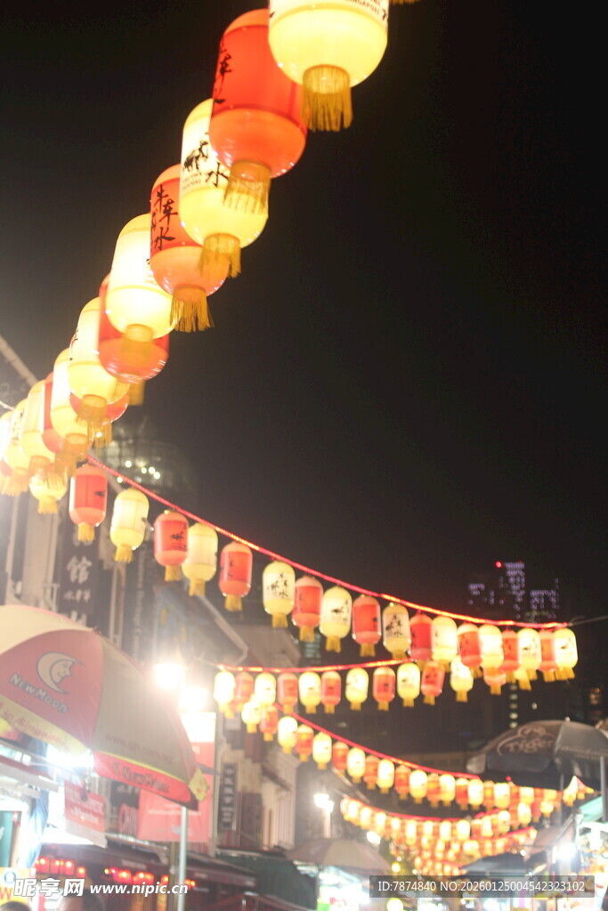 夜晚街头悬挂的喜庆灯笼