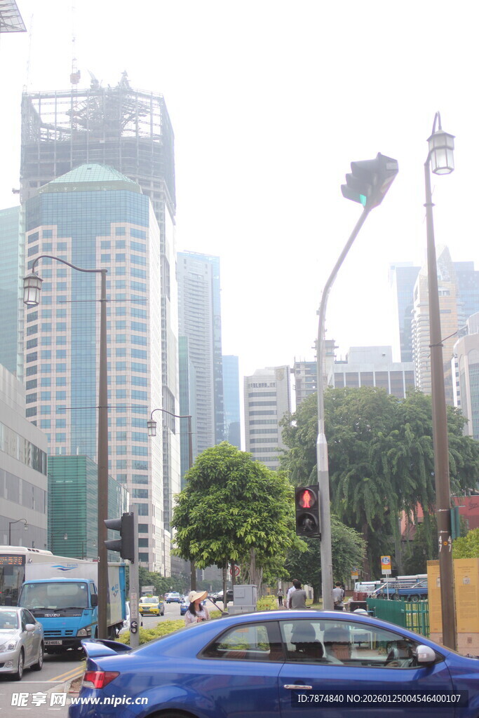 城市街景中的高楼与车辆