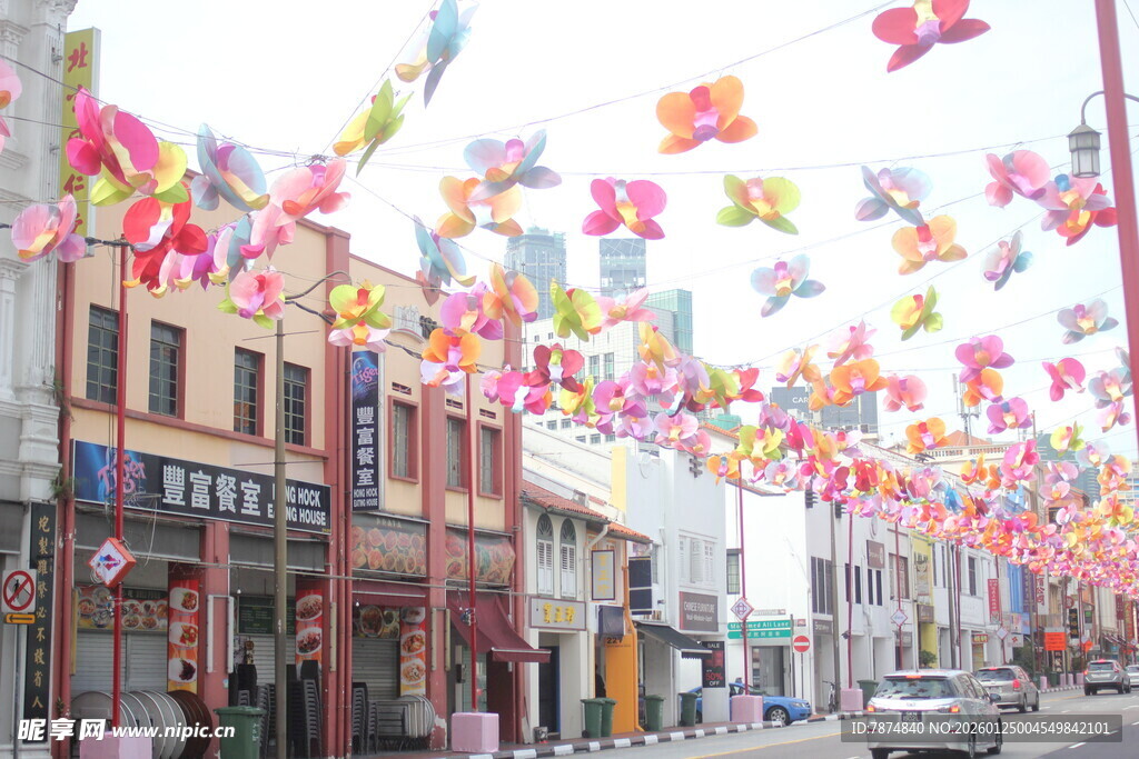街道上空彩色装饰飘扬