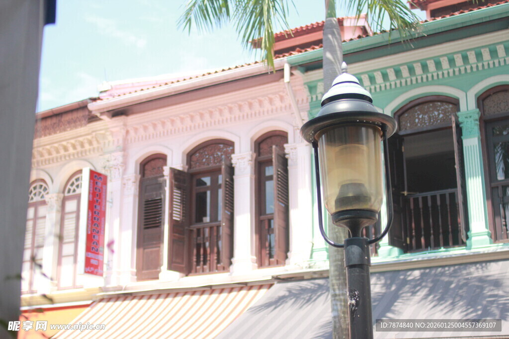 彩色建筑旁的复古路灯