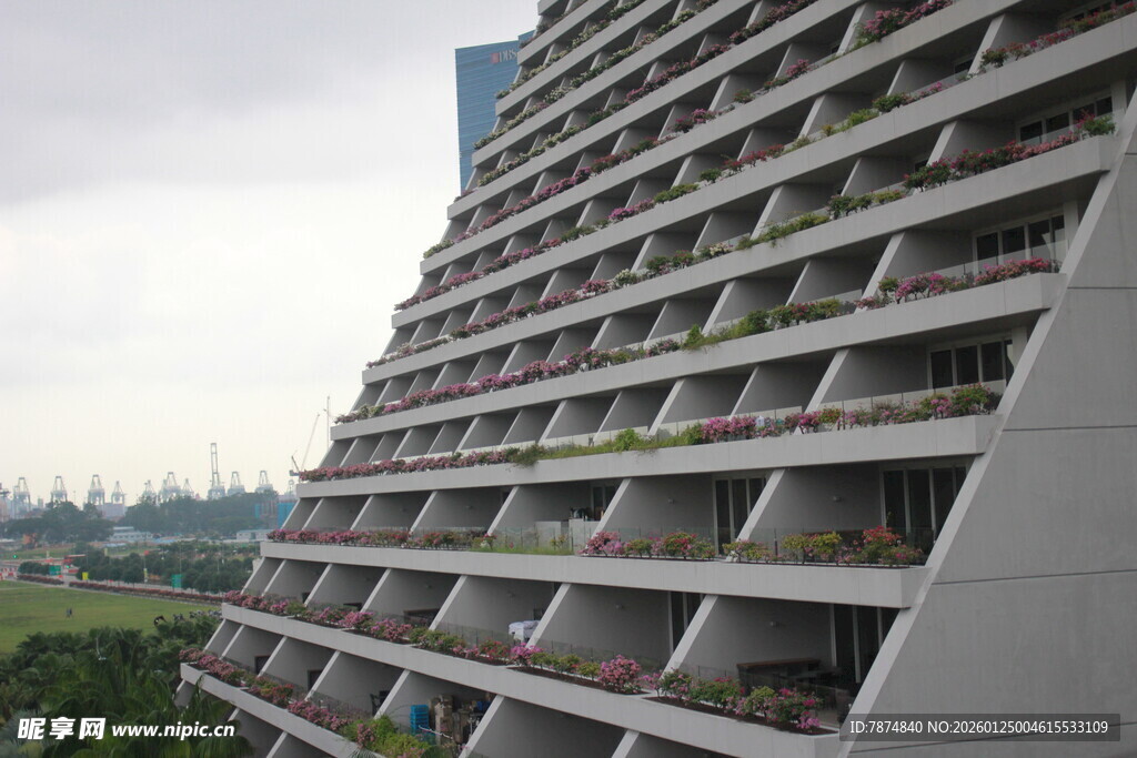 高层公寓外观独特视角