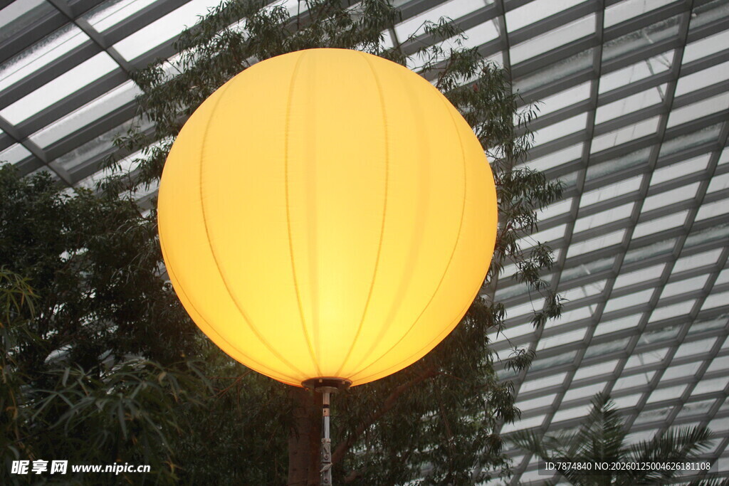 户外黄色圆形灯笼